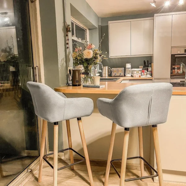 Barkrukken set van 2 comfortabele keukenkrukken van linnen met zitkussen en voetsteunen, bistrokrukken met beukenhouten poten in beige 9