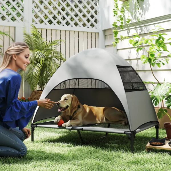 Hondenligbed buiten met dak, verhoogd hondenbed voor grote honden, verkoelend huisdierligbed met wasbaar mesh metalen frame draagtas, huisdierbed voor buiten kamperen 106x76x99cm, lichtgrijs 2