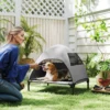 Hondenligbed buiten met dak, verhoogd hondenbed voor middelgrote honden, verkoelend huisdierligbed met wasbaar mesh metalen frame draagtas, huisdierbed voor buiten kamperen 76x61x71cm, lichtgrijs 2