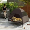 Hondenligstoel outdoor met dak, verhoogd hondenbed voor grote honden, verkoelend huisdierligbed met wasbaar mesh metalen frame draagtas, huisdierbed voor buiten kamperen 106x76x99cm, koffie 10