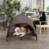 Hondenligstoel outdoor met dak, verhoogd hondenbed voor grote honden, verkoelend huisdierligbed met wasbaar mesh metalen frame draagtas, huisdierbed voor buiten kamperen 106x76x99cm, koffie 9