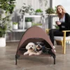 Hondenligstoel outdoor met dak, verhoogd hondenbed voor middelgrote honden, verkoelende huisdierligstoel met wasbaar mesh metalen frame draagtas, huisdierbed voor buiten kamperen 76x61x71cm, koffie 9