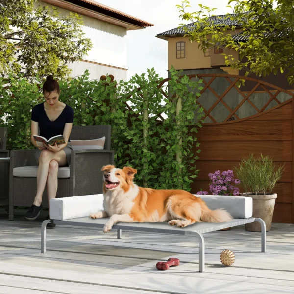 Hondenligstoel buiten, verhoogd hondenbed voor middelgrote honden, verkoelende huisdierligstoel met l vormige kussens antislip voeten, huisdierbed voor buiten kamperen 110x75x30cm, lichtgrijs 10