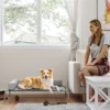 Hondenligstoel buiten, verhoogd hondenbed voor middelgrote honden, verkoelende huisdierligstoel met l vormige kussens antislip voeten, huisdierbed voor buiten kamperen 110x75x30cm, lichtgrijs 8