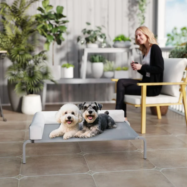 Hondenligstoel buiten, verhoogd hondenbed voor middelgrote honden, verkoelende huisdierligstoel met l vormige kussens antislip voeten, huisdierbed voor buiten kamperen 110x75x30cm, lichtgrijs 9