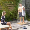 Vloerdouche tuindouche met verstelbaar voetwiel aluminium buitendouche tot 4 m fonteinhoogte 70 x 55 cm saunadouche houtlook antislip weerbestendig outdoor campingdouche voor zwembad sauna 2