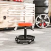 Werkplaatskruk met wielen, opbergoppervlak, in hoogte verstelbaar 38 50cm, rolkruk tot 135 kg belastbaar, draaibaar, werkstoel, draaistoel Ø38 cm, werkplaatsstoel voor werkplaats oranje 10