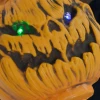 Halloween decoratie heks met bezem, gloeiende ogen, griezelige geluiden, buigzame armen, 107x65x190 cm 9