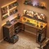 Gaming Tafel L vormig Bureau Met Stroomaansluiting LED Verlichting 4 Laden Monitorstandaard 155x110x91,4 Cm Bruin