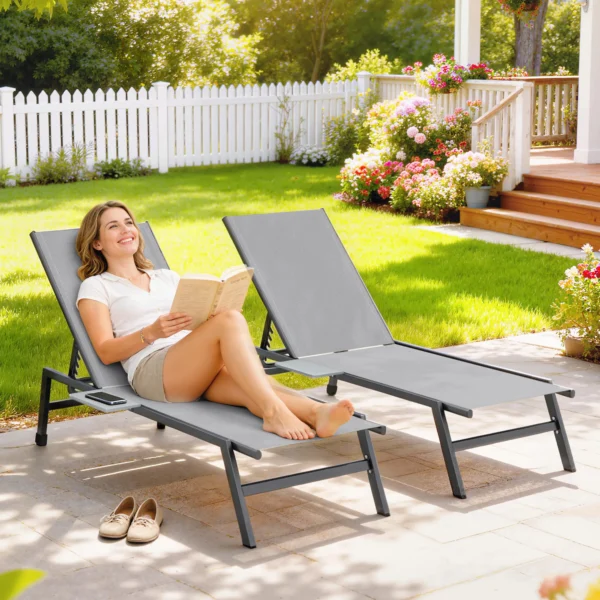 2 delige Set Tuinligstoel Met 5 voudig Verstelbare Rugleuning, Zijtafel, 2 Wielen, Antislip Voeten Grijs