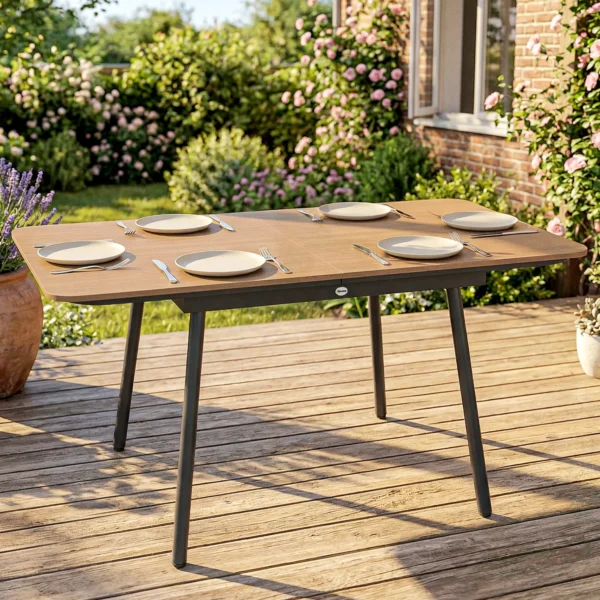 Tuintafel 140 X 80 Cm Voor 6 Personen Roestbestendig Buiteneettafel Met WPC tafelblad Verstelbare Voeten, Teak