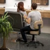 Verstelbare Rolkruk Met Rugleuning 72 84 Cm Hoog 360° Draaibaar Werkstoel Voor Kantoor Salon Lichtbruin