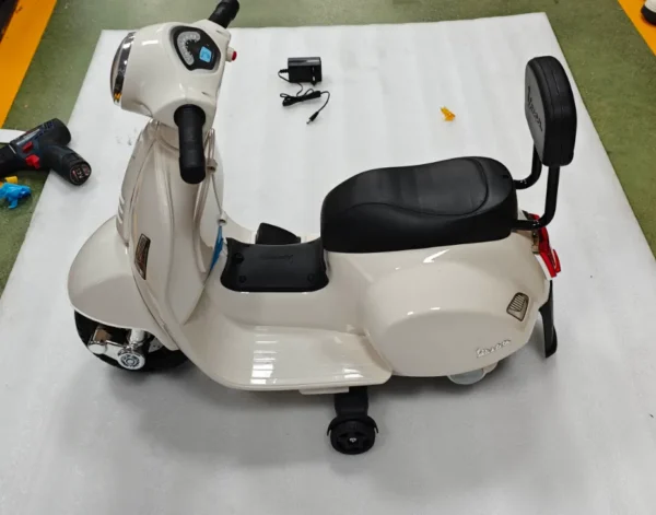Elektrische Motorfiets Kinderen Mini Vespa GTS 6V Elektrische Motorfiets Met Lithium Batterij Ergonomische Zitplaats Rugleuning 1,5 3 Jaar