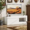Modernes TV Lowboard Fürs Wohnzimmer Mit 2 Türen, Offenem Fach Und Griffen, Für TVs Bis 60 Zoll, 140 X 40 X 48 Cm, Weiß