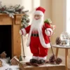 Zingende Ski Kerstman, 66 Cm, Geanimeerde Staande Kerstfiguur Met Ski's, Geschenkzak En Geluids /aanraakactivering